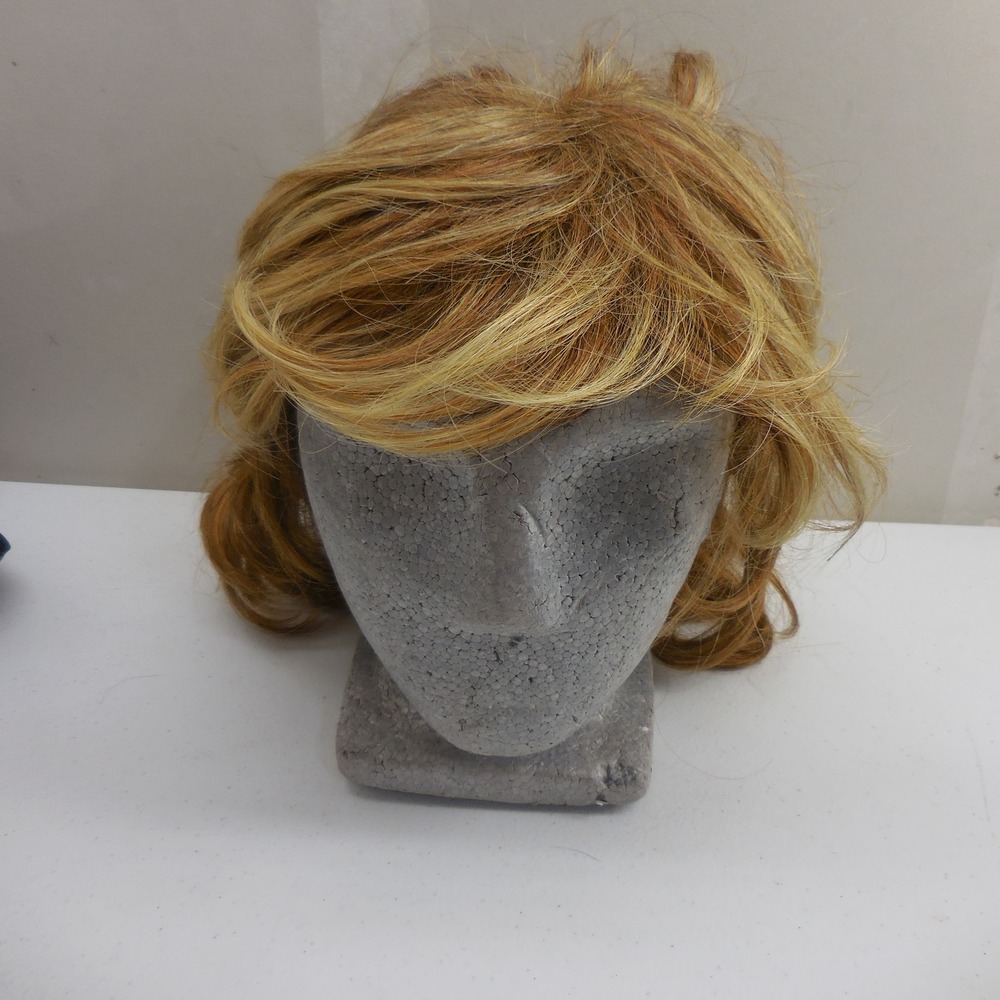 Raquel Welch Memory Cap Wig Strawberry Blonde Highlighted Mid Length Layered
